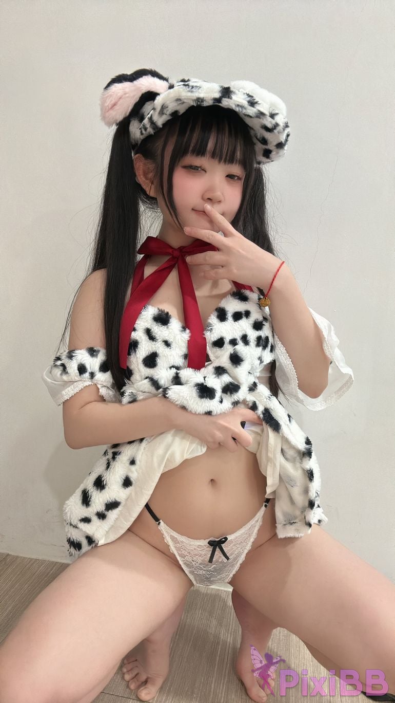 Cosplayer Eiri Kanzawa spotted puppy PixiBB.COM 003
