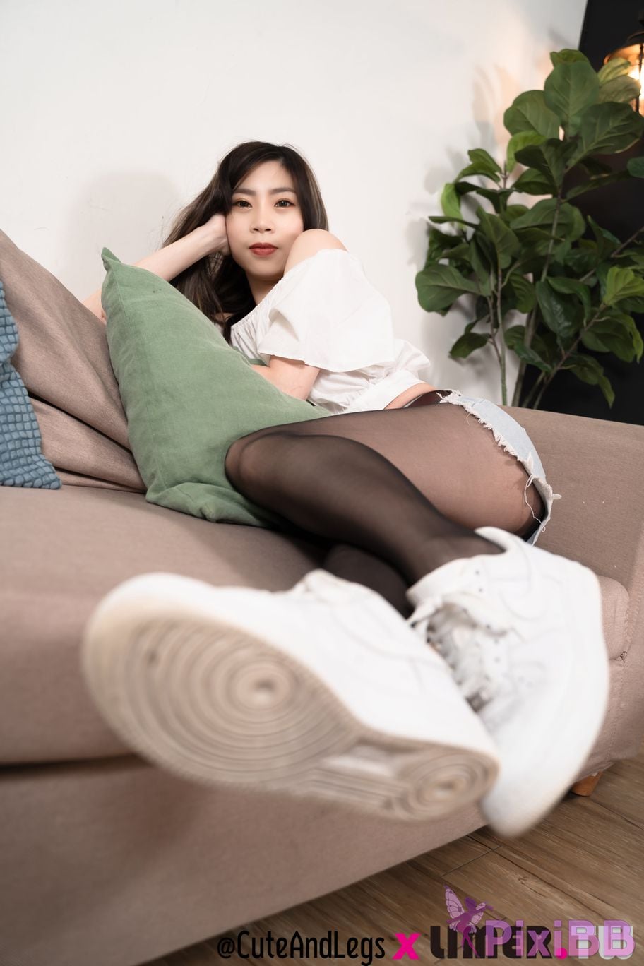 Limerence Original No.111 Quintina Sweetheart girlfriends white shoes and black stockings feet PixiBB.COM 012