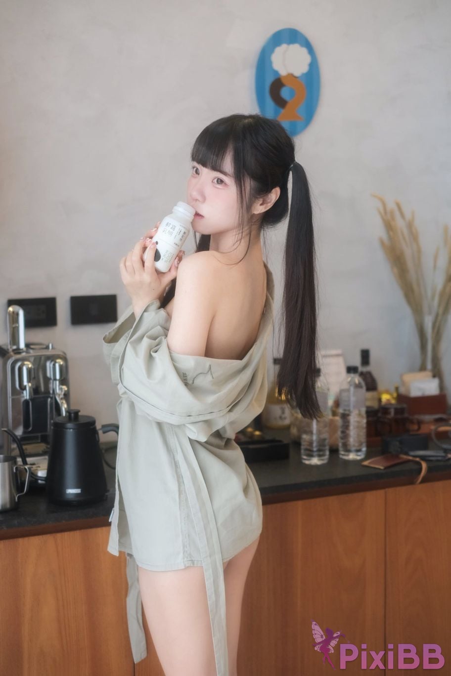 Cosplayer Cocoa Little White Rabbit Zai Yang Tai Zuo Huai Shi De Xiao Tu PixiBB.COM 028