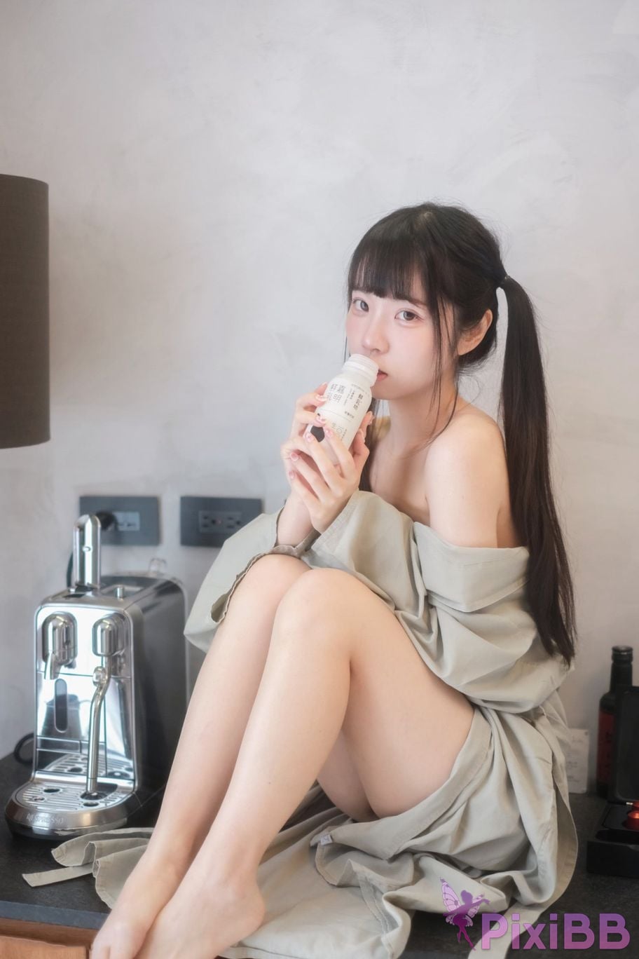 Cosplayer Cocoa Little White Rabbit Zai Yang Tai Zuo Huai Shi De Xiao Tu PixiBB.COM 032