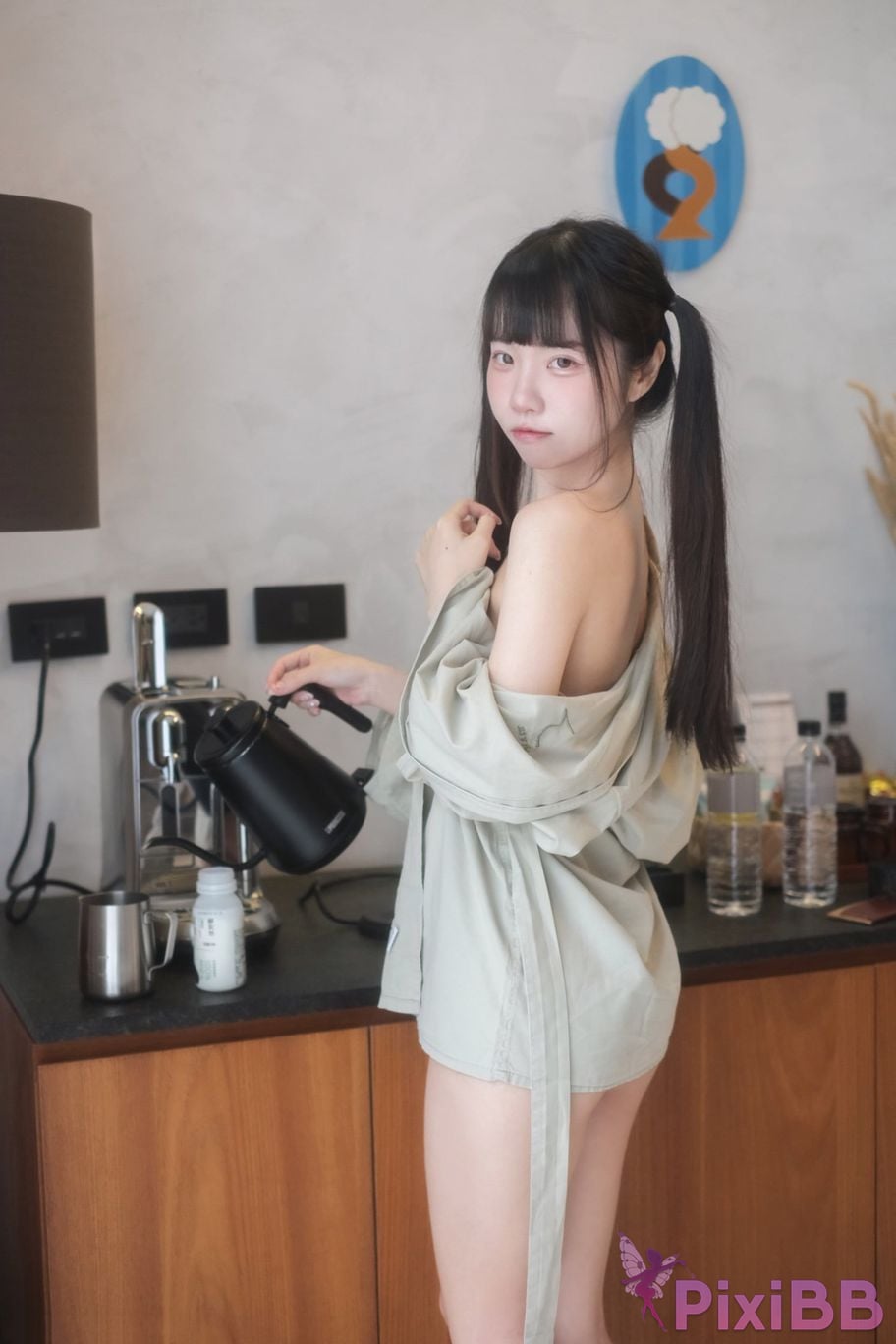 Cosplayer Cocoa Little White Rabbit Zai Yang Tai Zuo Huai Shi De Xiao Tu PixiBB.COM 038