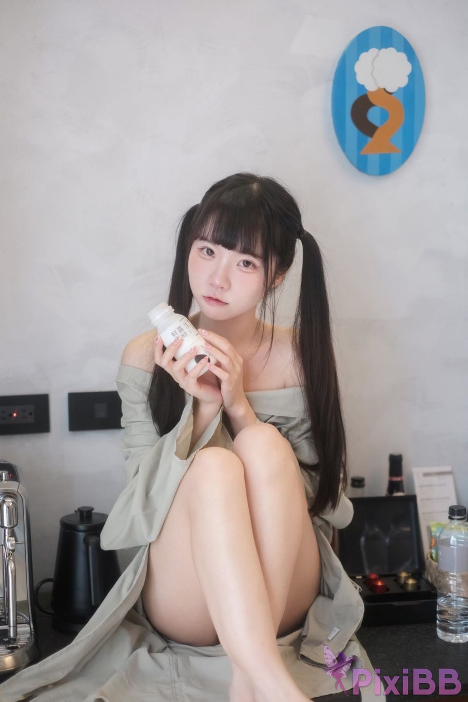 Cosplayer Cocoa Little White Rabbit Zai Yang Tai Zuo Huai Shi De Xiao Tu PixiBB.COM 043