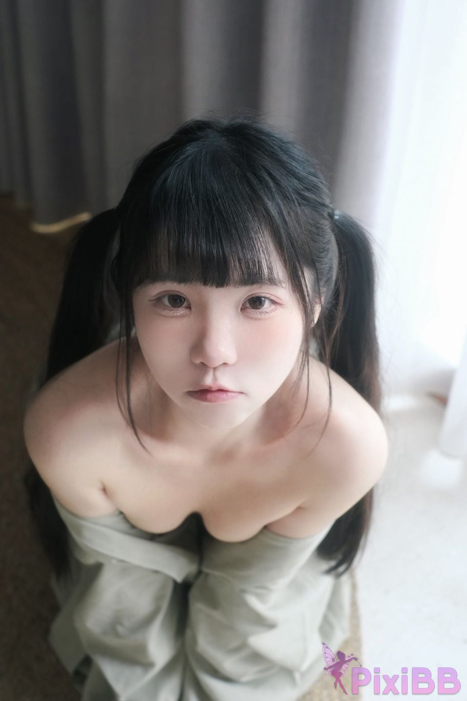 Cosplayer Cocoa Little White Rabbit Zai Yang Tai Zuo Huai Shi De Xiao Tu PixiBB.COM 050