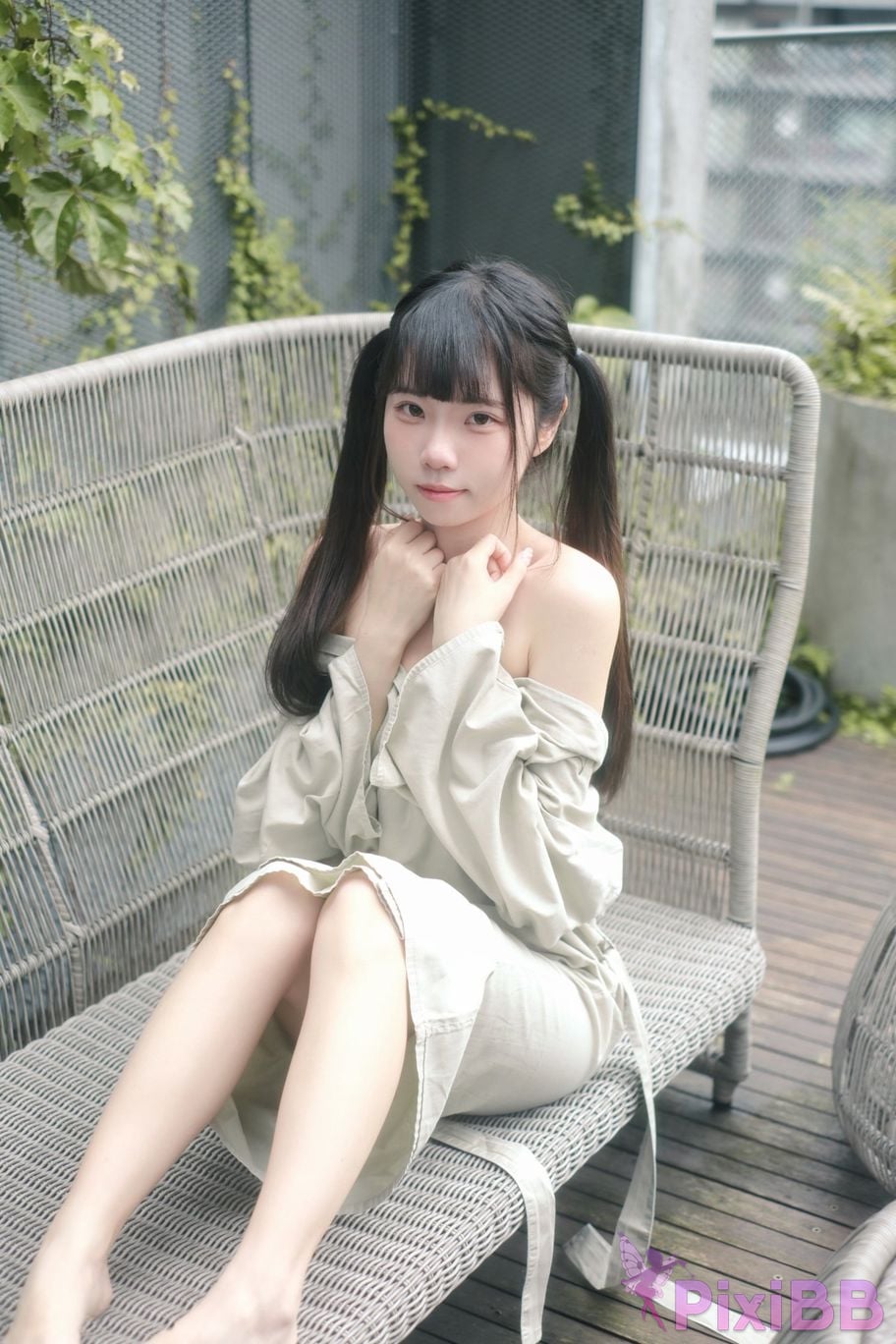 Cosplayer Cocoa Little White Rabbit Zai Yang Tai Zuo Huai Shi De Xiao Tu PixiBB.COM 052