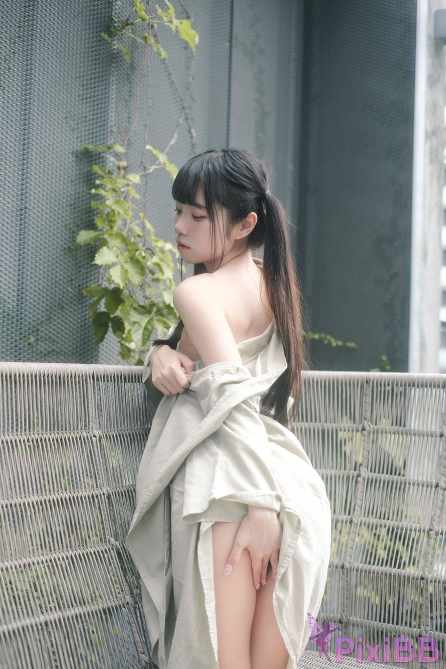 Cosplayer Cocoa Little White Rabbit Zai Yang Tai Zuo Huai Shi De Xiao Tu PixiBB.COM 058
