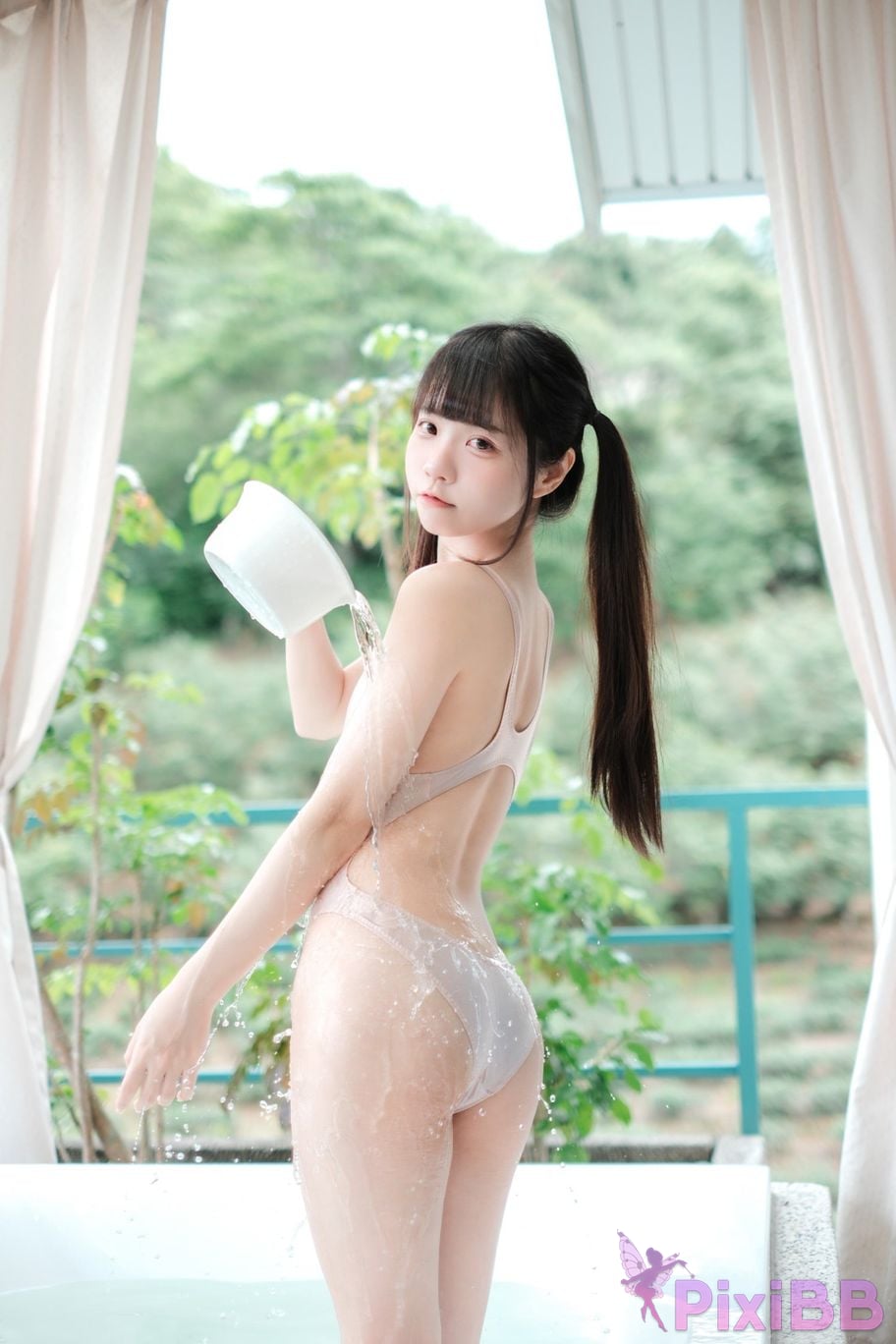 Cosplayer Cocoa Little White Rabbit Zai Yang Tai Zuo Huai Shi De Xiao Tu PixiBB.COM 068