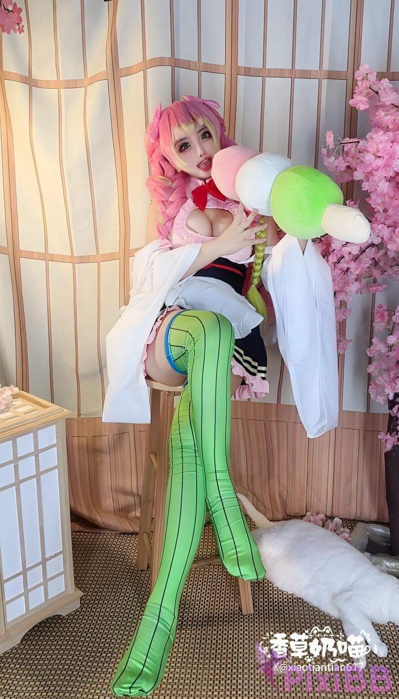 Cosplayer Vanilla Milk Meow D e m o n S l a y r K i t s u Y b Kanroji Mitsuri Collectors Edition PixiBB.COM 003