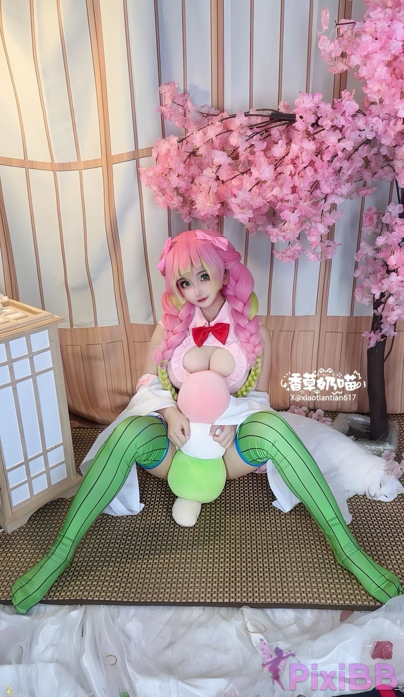 Cosplayer Vanilla Milk Meow D e m o n S l a y r K i t s u Y b Kanroji Mitsuri Collectors Edition PixiBB.COM 012