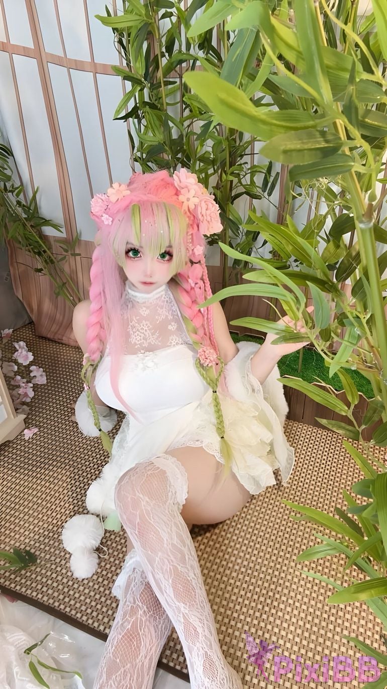 Cosplayer Vanilla Milk Meow D e m o n S l a y r K i t s u Y b Kanroji Mitsuri Collectors Edition PixiBB.COM 065