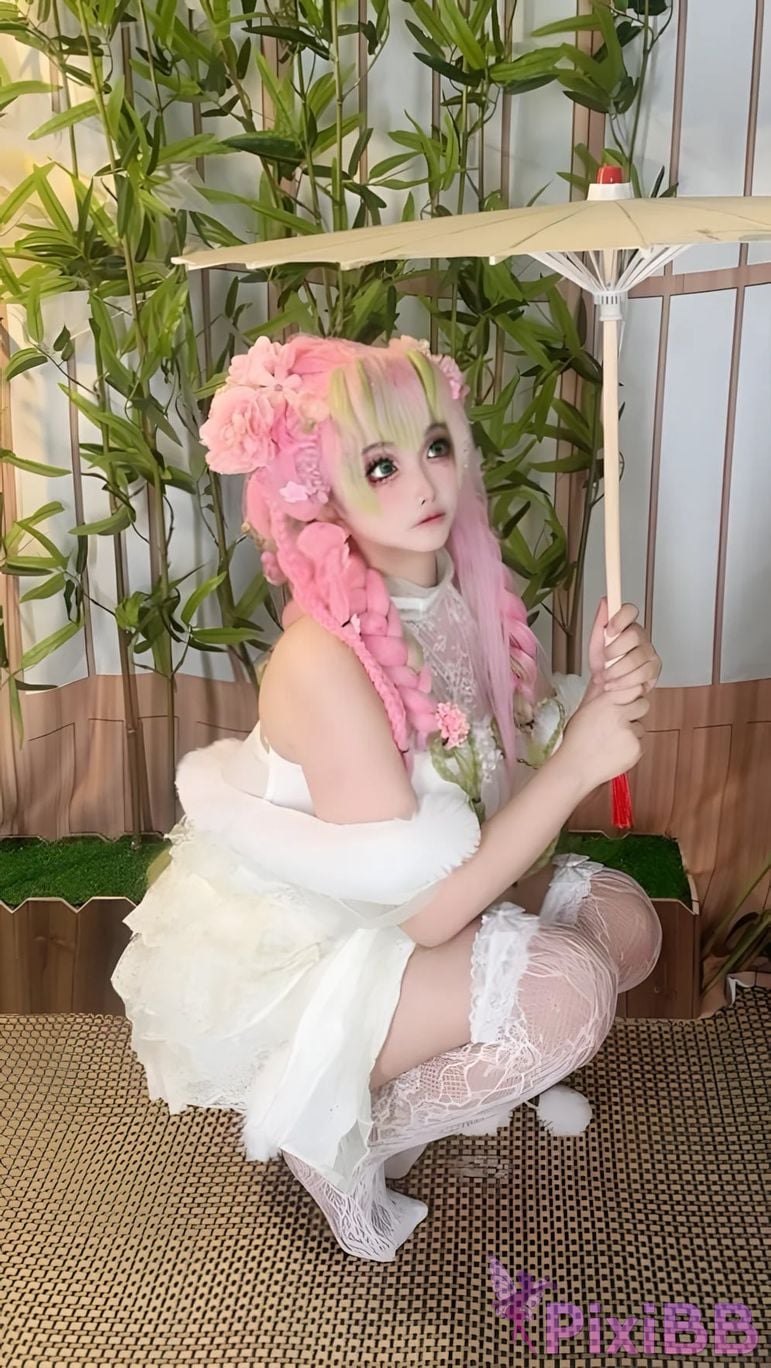 Cosplayer Vanilla Milk Meow D e m o n S l a y r K i t s u Y b Kanroji Mitsuri Collectors Edition PixiBB.COM 071