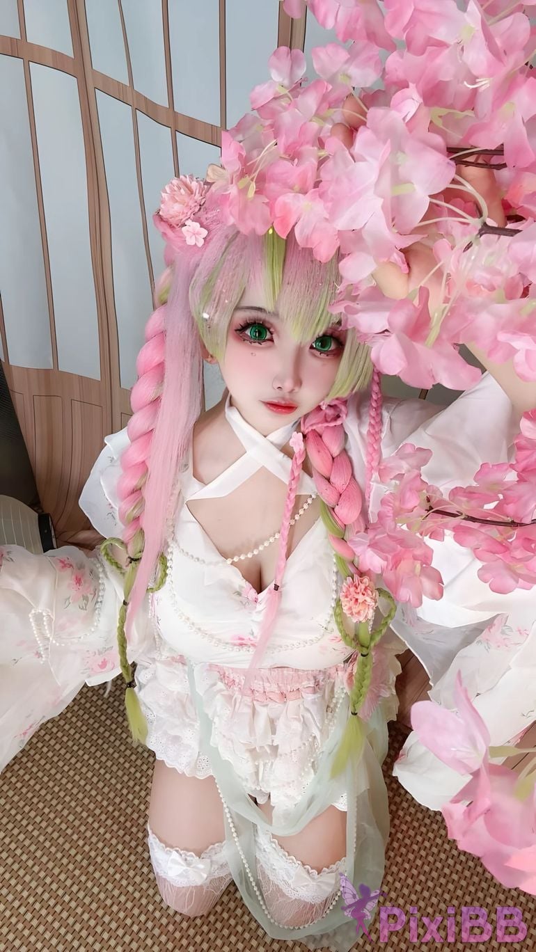 Cosplayer Vanilla Milk Meow D e m o n S l a y r K i t s u Y b Kanroji Mitsuri Collectors Edition PixiBB.COM 075