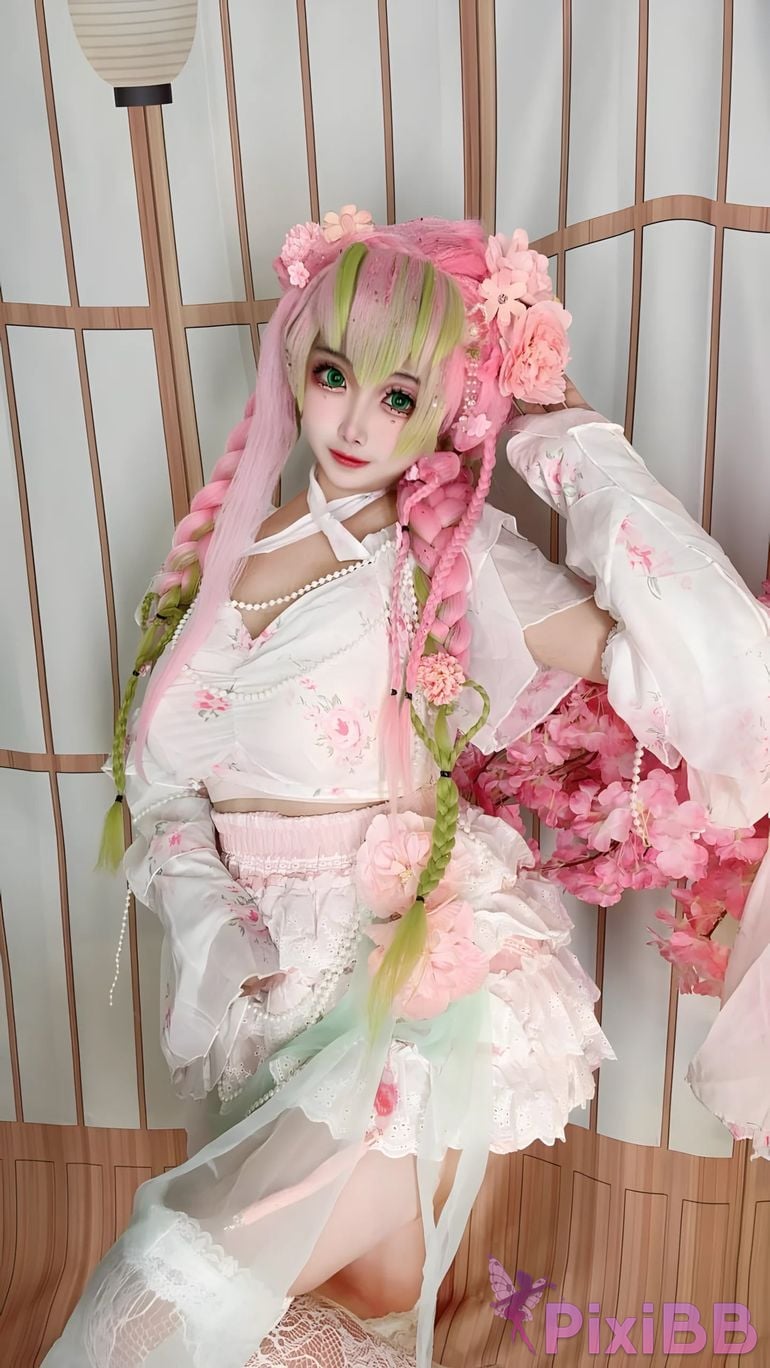Cosplayer Vanilla Milk Meow D e m o n S l a y r K i t s u Y b Kanroji Mitsuri Collectors Edition PixiBB.COM 083