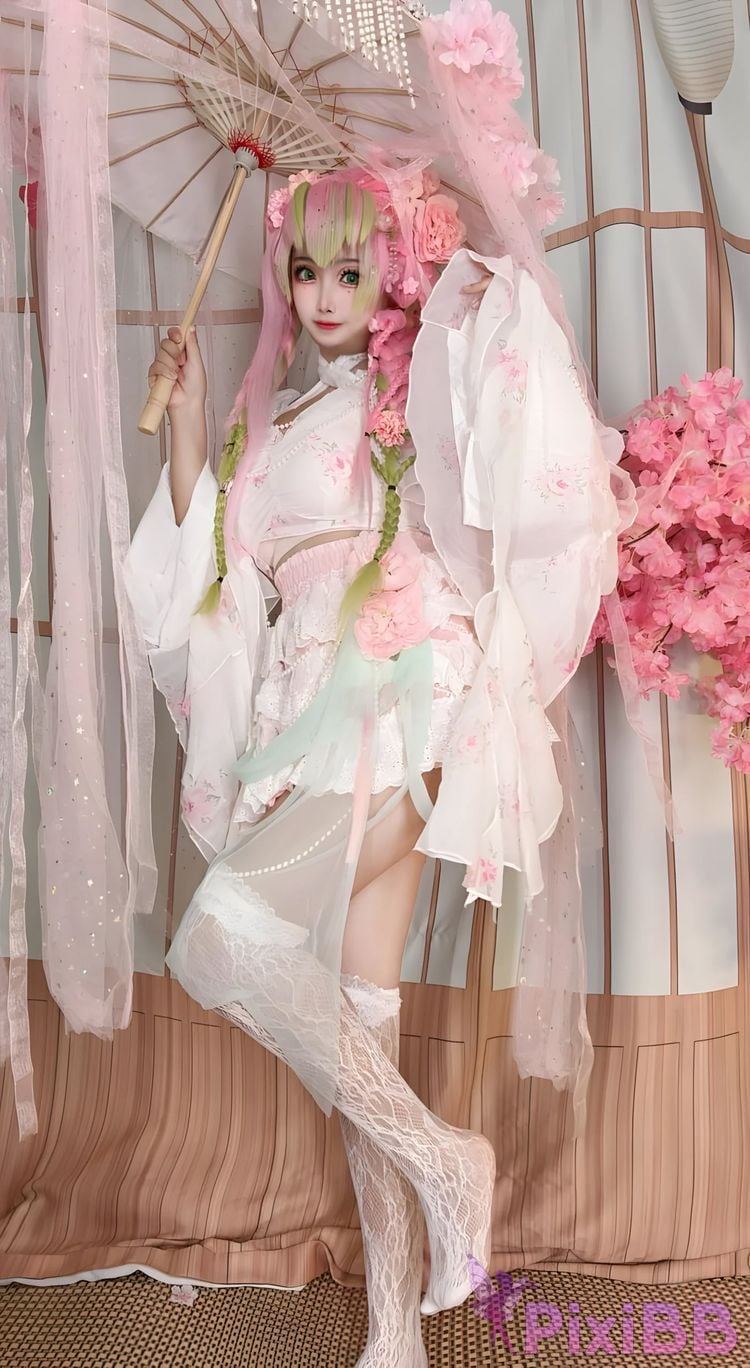 Cosplayer Vanilla Milk Meow D e m o n S l a y r K i t s u Y b Kanroji Mitsuri Collectors Edition PixiBB.COM 092