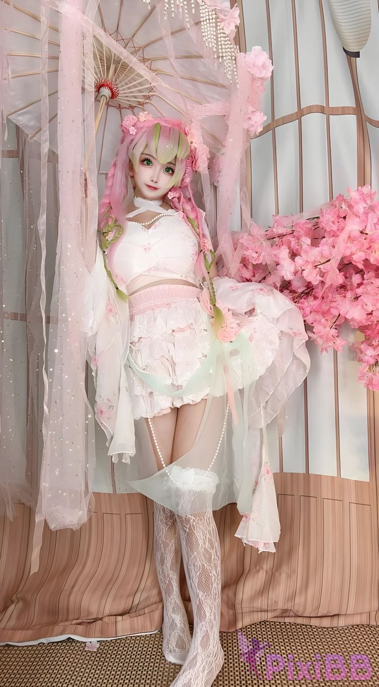 Cosplayer Vanilla Milk Meow D e m o n S l a y r K i t s u Y b Kanroji Mitsuri Collectors Edition PixiBB.COM 093