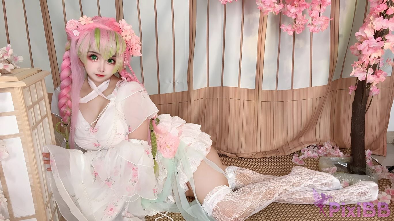 Cosplayer Vanilla Milk Meow D e m o n S l a y r K i t s u Y b Kanroji Mitsuri Collectors Edition PixiBB.COM 098