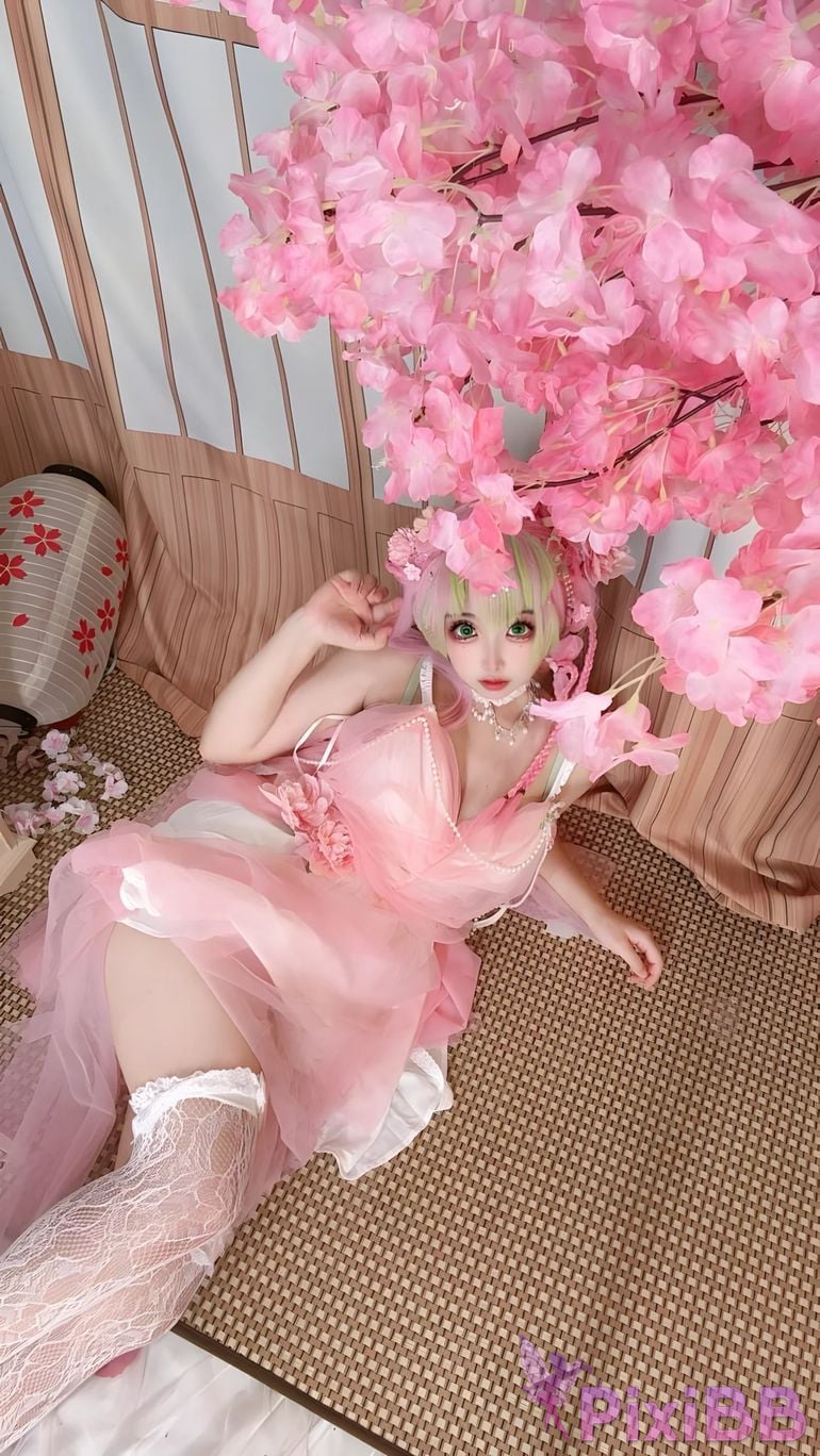 Cosplayer Vanilla Milk Meow D e m o n S l a y r K i t s u Y b Kanroji Mitsuri Collectors Edition PixiBB.COM 137