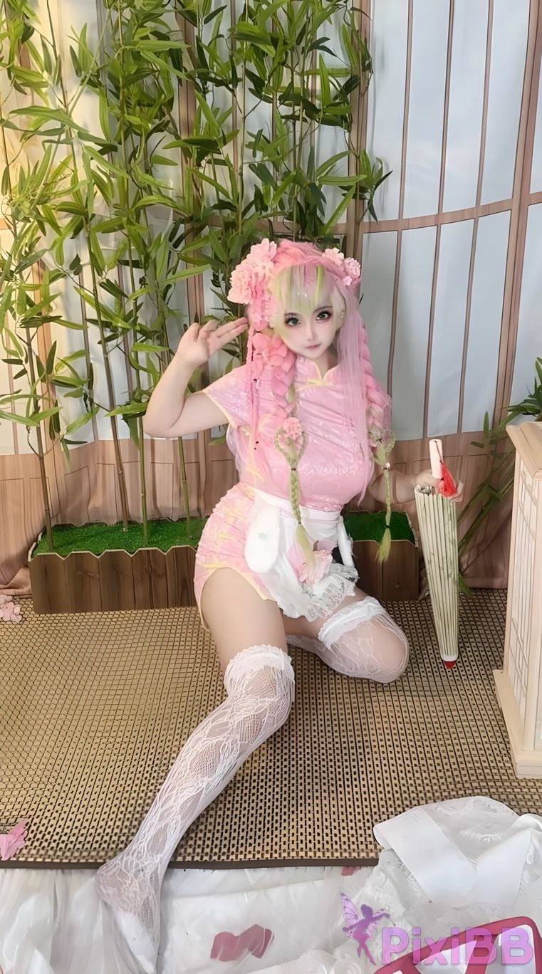 Cosplayer Vanilla Milk Meow D e m o n S l a y r K i t s u Y b Kanroji Mitsuri Collectors Edition PixiBB.COM 178