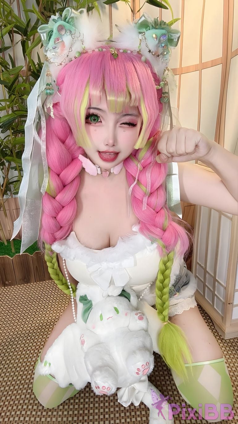 Cosplayer Vanilla Milk Meow D e m o n S l a y r K i t s u Y b Kanroji Mitsuri Collectors Edition PixiBB.COM 200