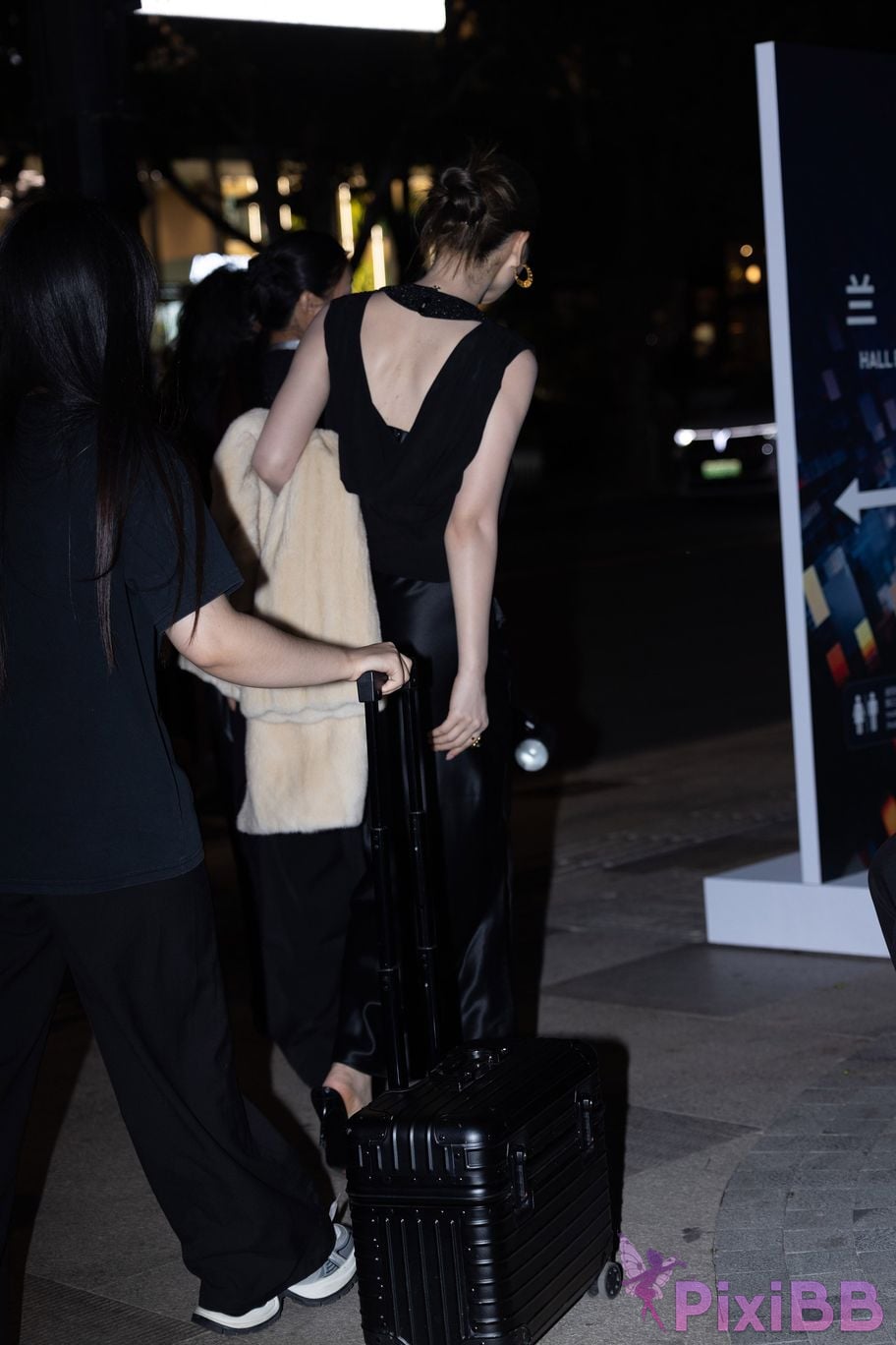Featured Street Photography Works No.5536 Black elegant long skirt PixiBB.COM 011