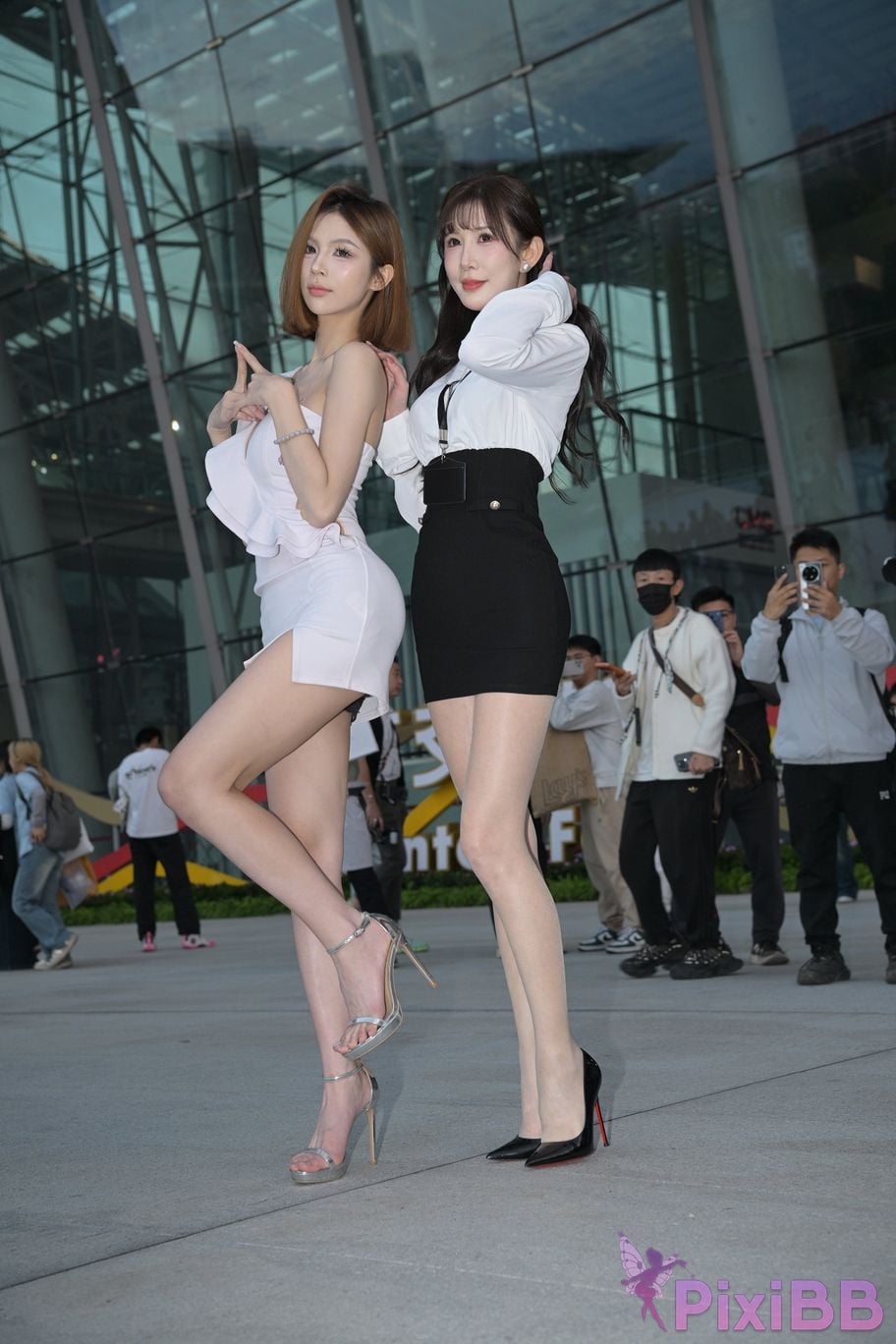Featured Street Photography Works No.5537 Sisters with beautiful legs in short skirts PixiBB.COM 001