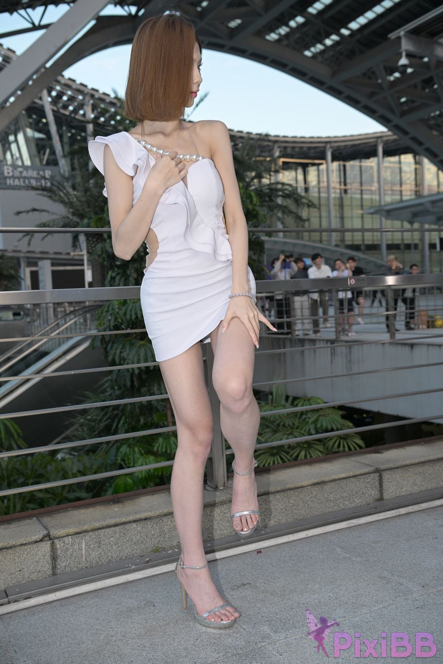 Featured Street Photography Works No.5537 Sisters with beautiful legs in short skirts PixiBB.COM 010