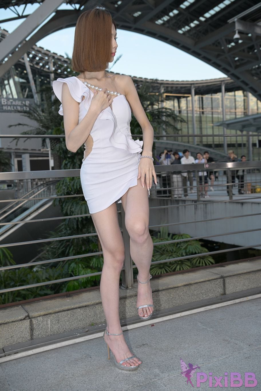 Featured Street Photography Works No.5537 Sisters with beautiful legs in short skirts PixiBB.COM 011