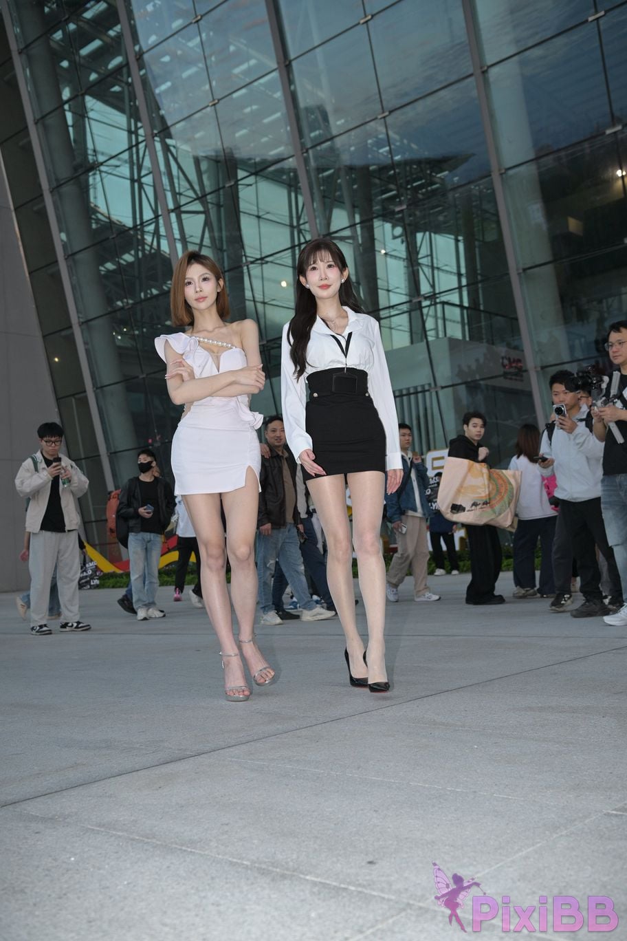 Featured Street Photography Works No.5537 Sisters with beautiful legs in short skirts PixiBB.COM 136