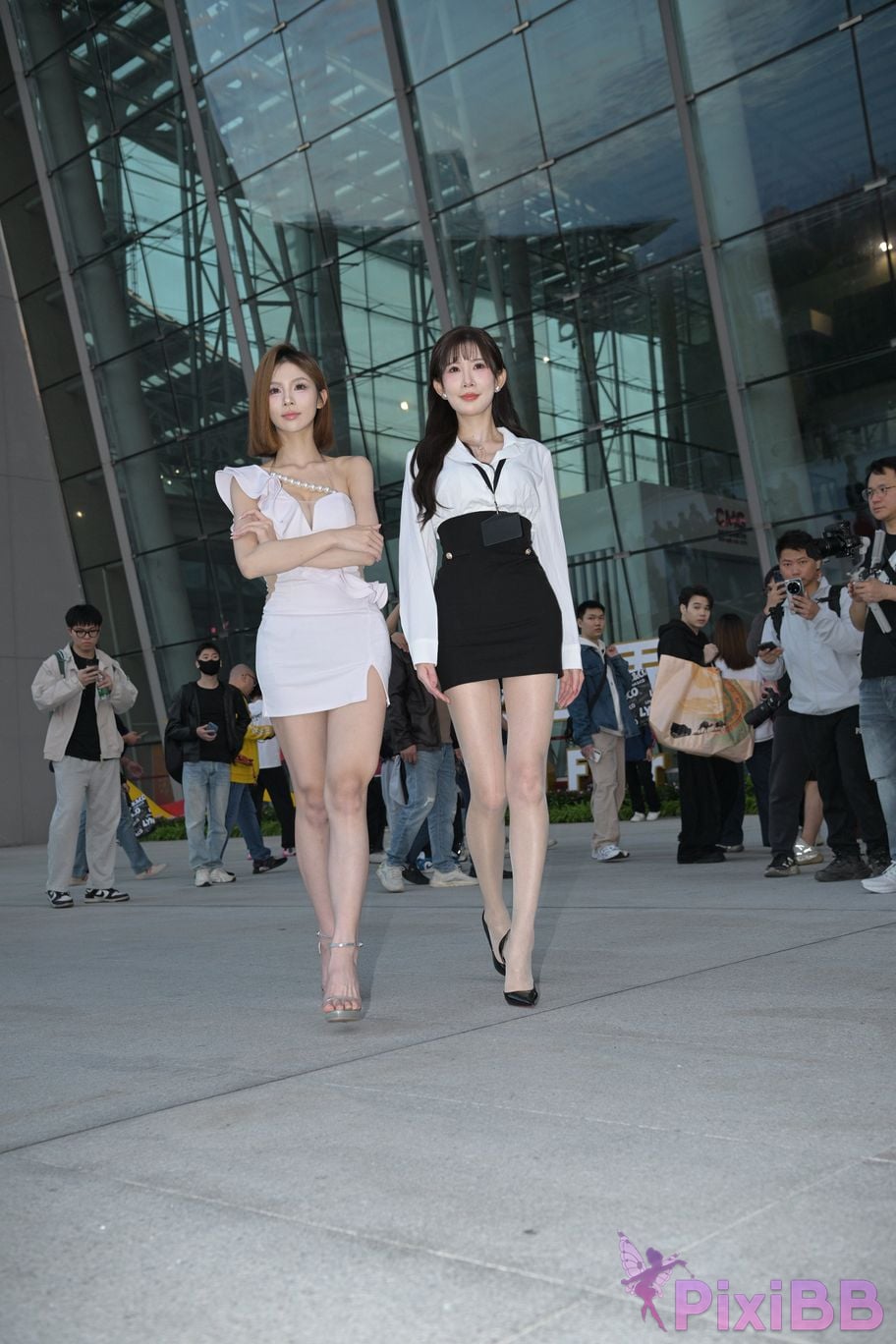Featured Street Photography Works No.5537 Sisters with beautiful legs in short skirts PixiBB.COM 137