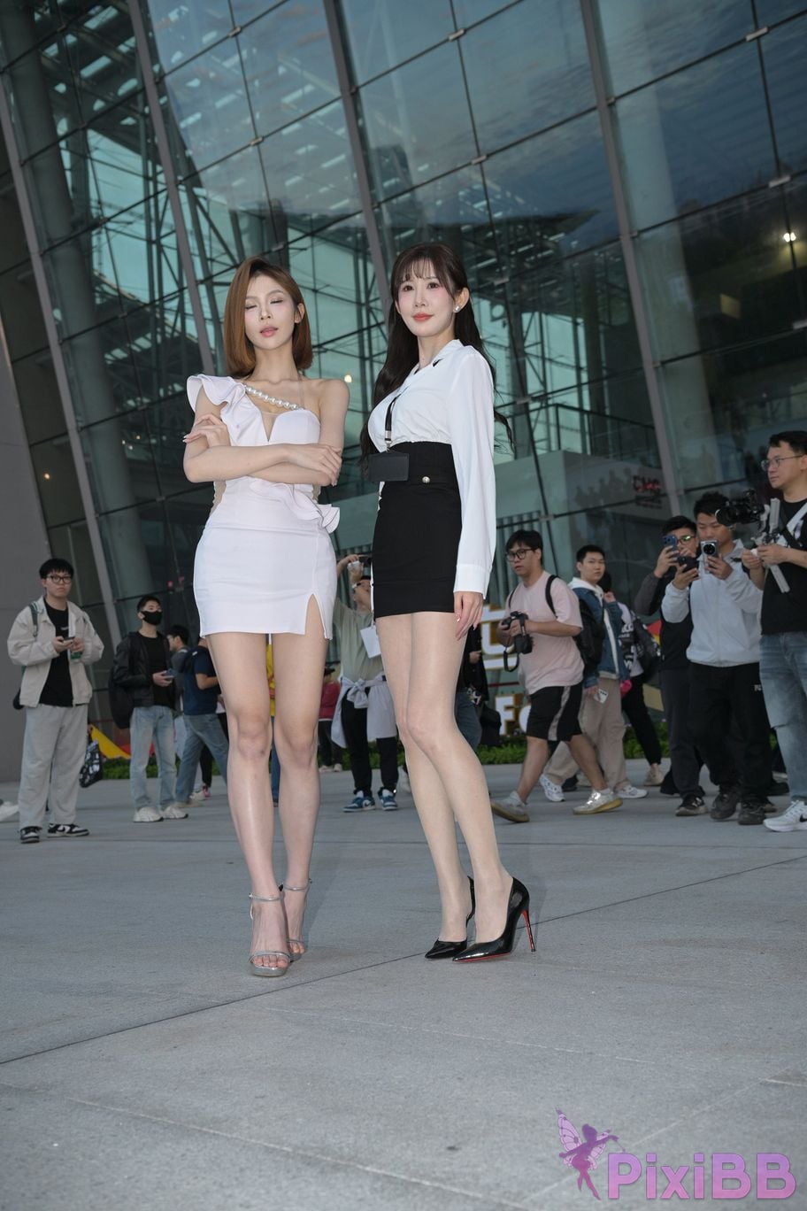 Featured Street Photography Works No.5537 Sisters with beautiful legs in short skirts PixiBB.COM 139