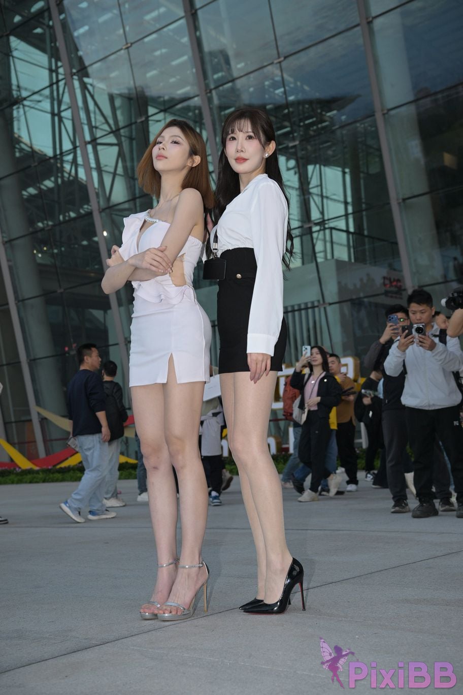Featured Street Photography Works No.5537 Sisters with beautiful legs in short skirts PixiBB.COM 143
