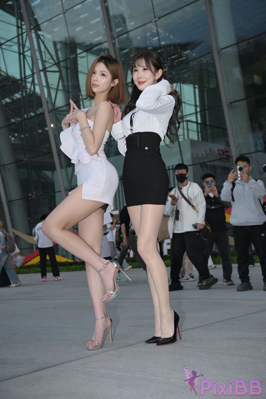 Featured Street Photography Works No.5537 Sisters with beautiful legs in short skirts PixiBB.COM 153