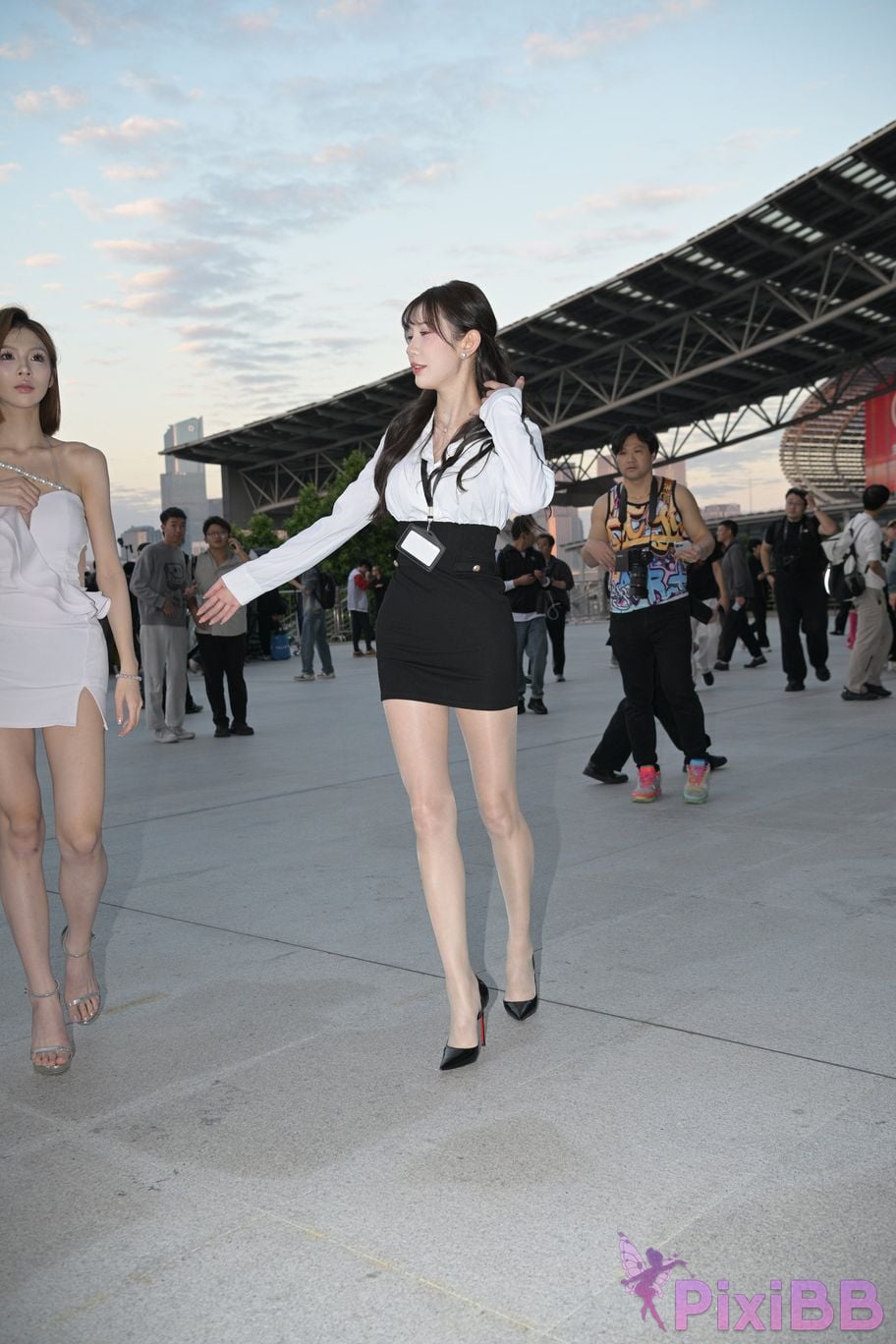 Featured Street Photography Works No.5537 Sisters with beautiful legs in short skirts PixiBB.COM 181