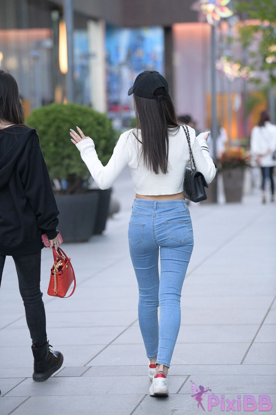 Featured Street Photography Works No.5538 white shoes jeans PixiBB.COM 020