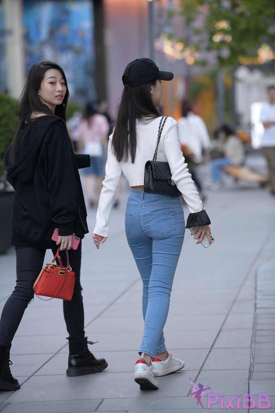 Featured Street Photography Works No.5538 white shoes jeans PixiBB.COM 023