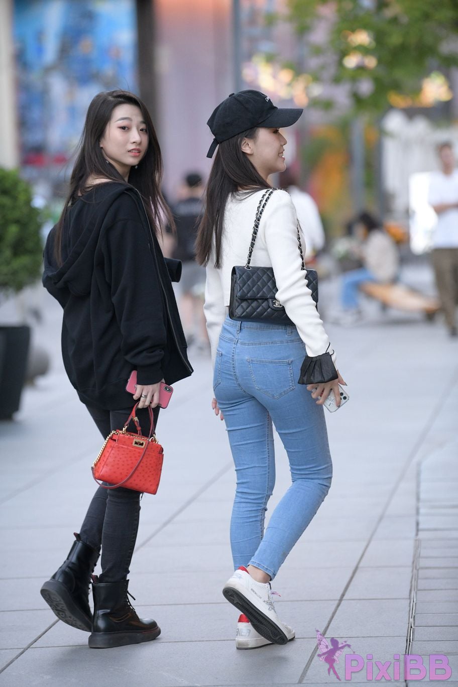 Featured Street Photography Works No.5538 white shoes jeans PixiBB.COM 024