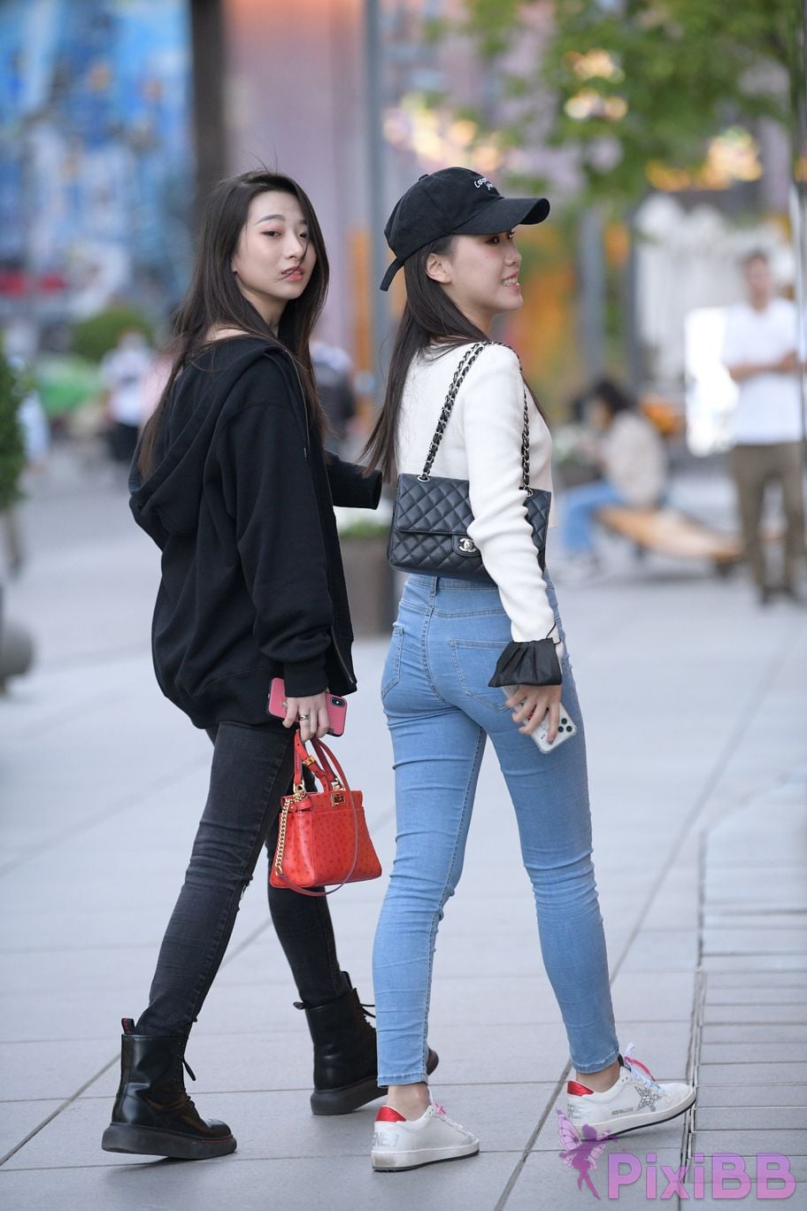 Featured Street Photography Works No.5538 white shoes jeans PixiBB.COM 025