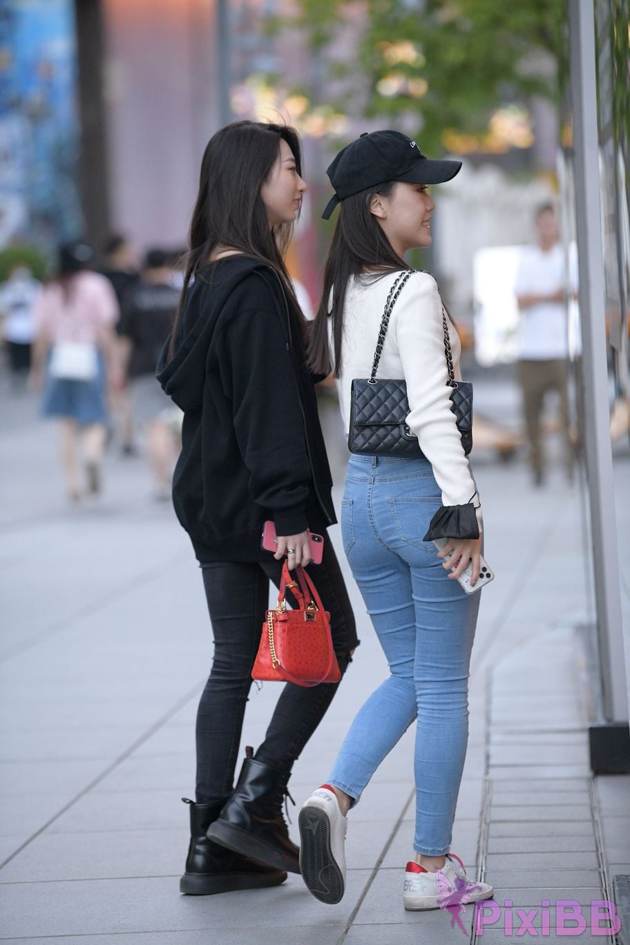 Featured Street Photography Works No.5538 white shoes jeans PixiBB.COM 026