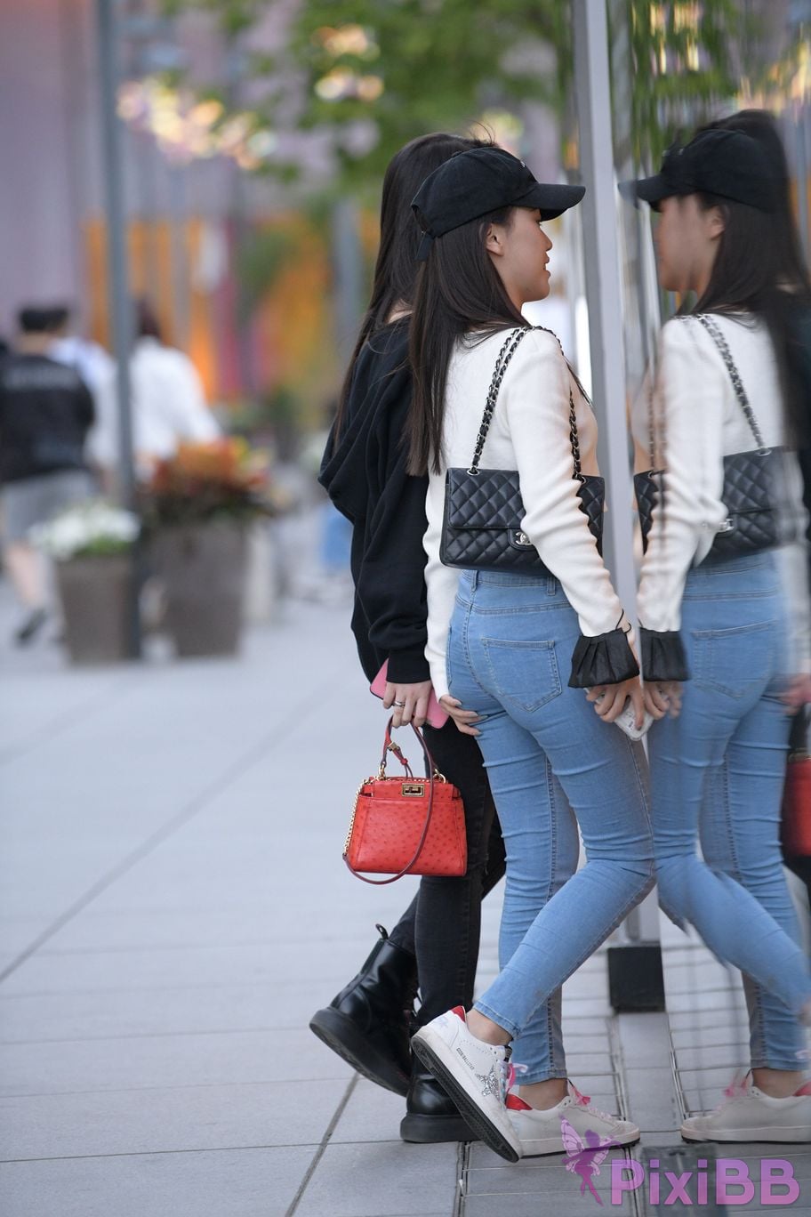 Featured Street Photography Works No.5538 white shoes jeans PixiBB.COM 027