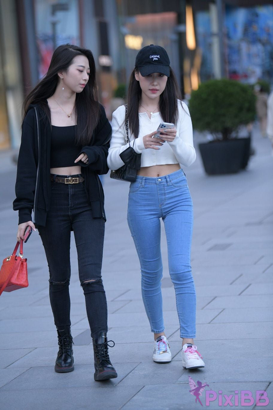 Featured Street Photography Works No.5538 white shoes jeans PixiBB.COM 040