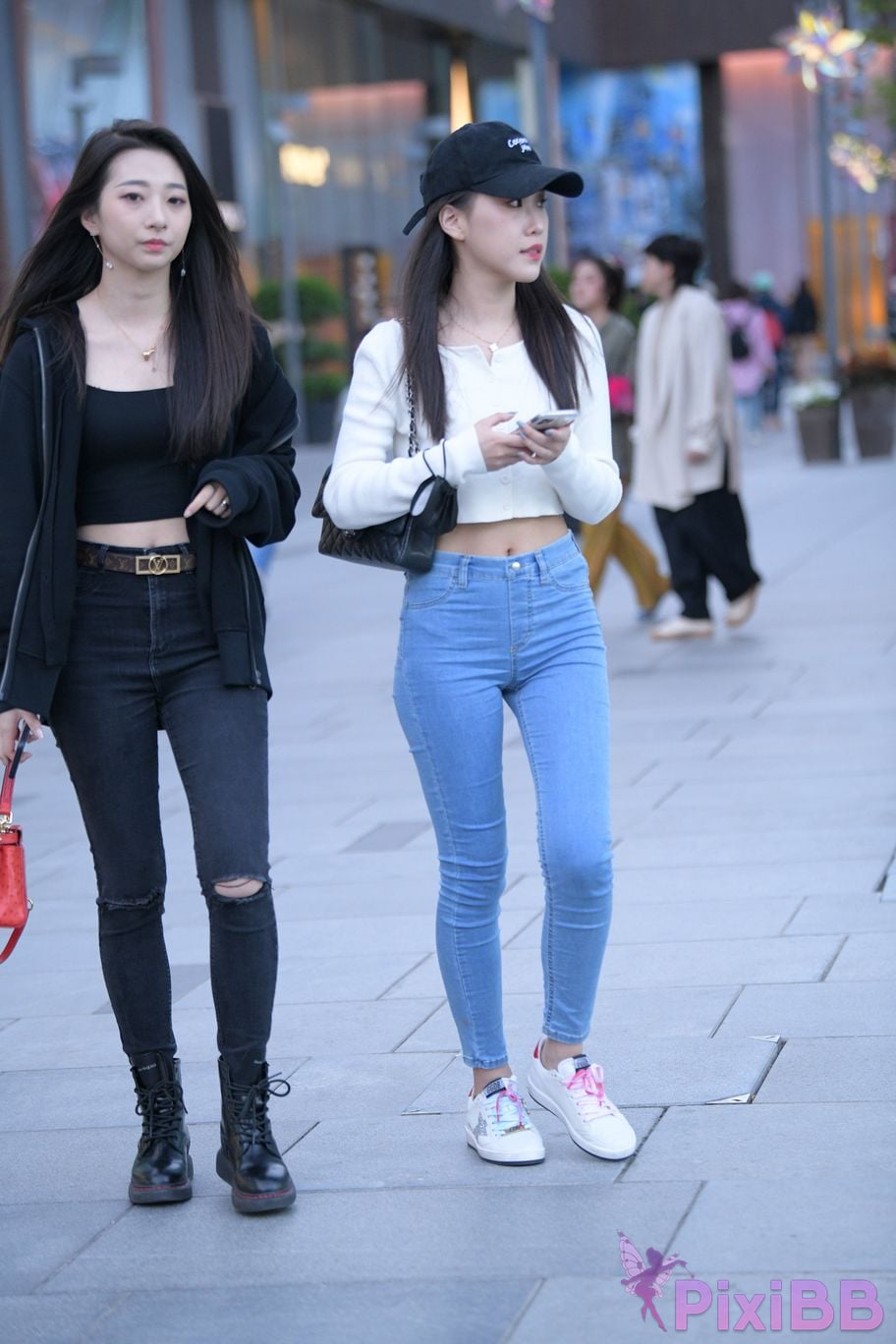 Featured Street Photography Works No.5538 white shoes jeans PixiBB.COM 041
