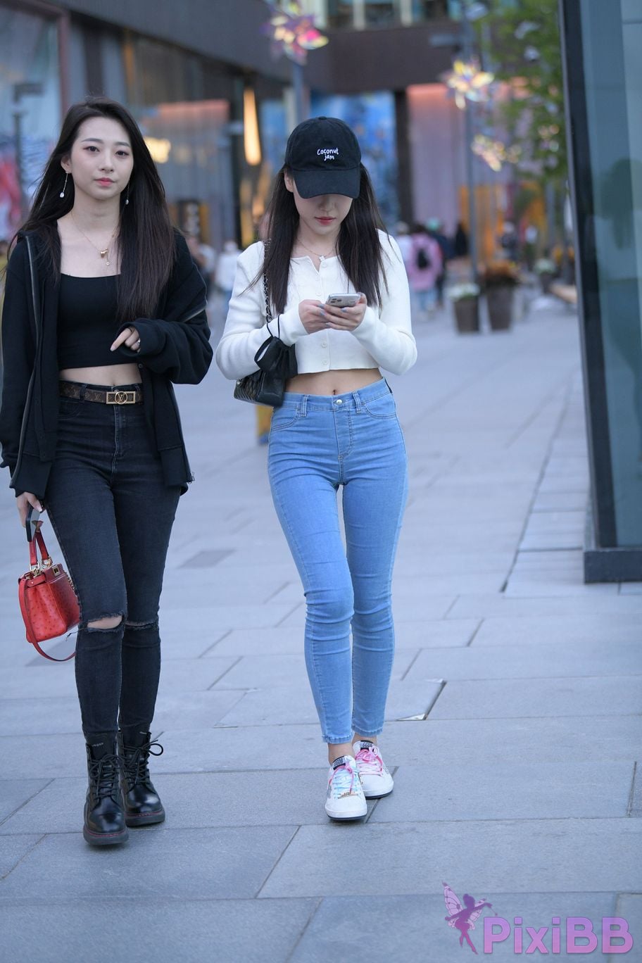 Featured Street Photography Works No.5538 white shoes jeans PixiBB.COM 043