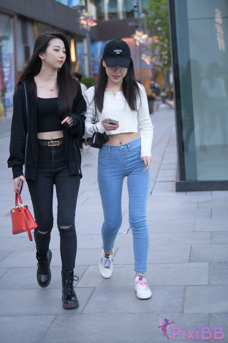 Featured Street Photography Works No.5538 white shoes jeans PixiBB.COM 045