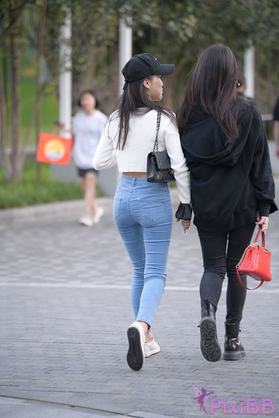 Featured Street Photography Works No.5538 white shoes jeans PixiBB.COM 060