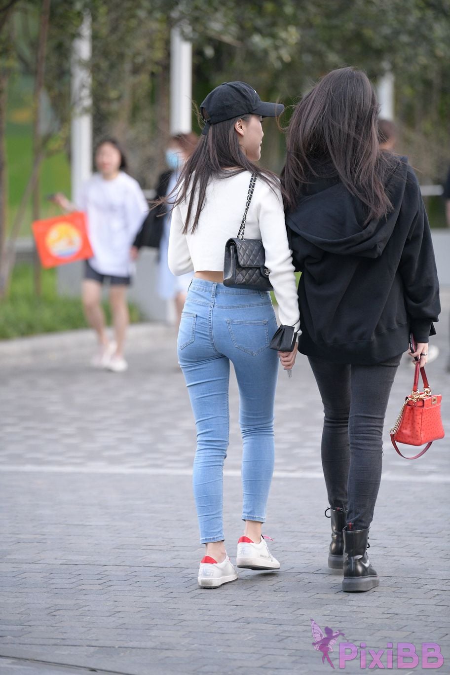 Featured Street Photography Works No.5538 white shoes jeans PixiBB.COM 061