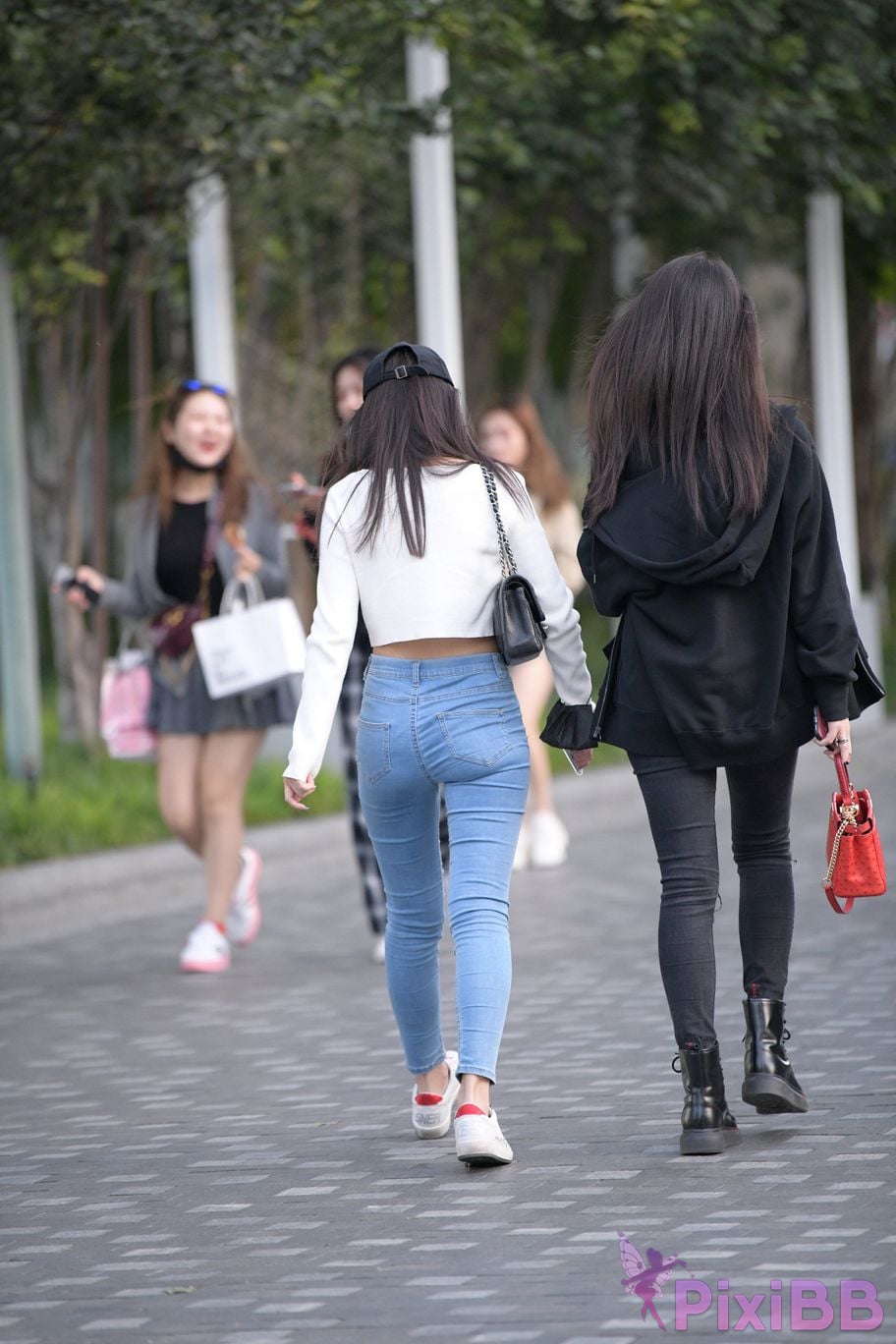 Featured Street Photography Works No.5538 white shoes jeans PixiBB.COM 062