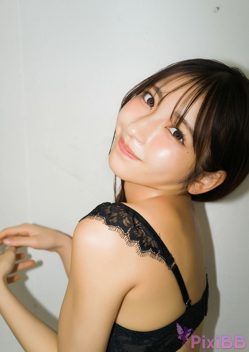 Japanese Idol TOOMI Jumi Squeezing from behind DOLCE digital photo book PixiBB.COM 085