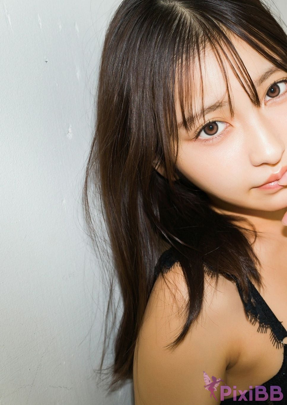 Japanese Idol TOOMI Jumi Squeezing from behind DOLCE digital photo book PixiBB.COM 088