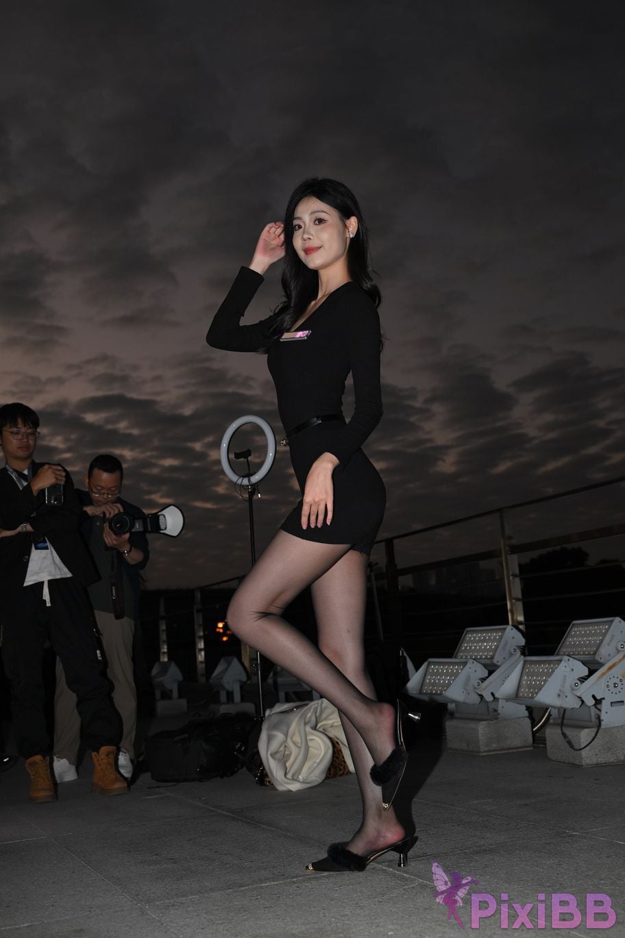 Featured Street Photography Works No.5579 Beauty with beautiful legs and black stockings in sandals PixiBB.COM 002