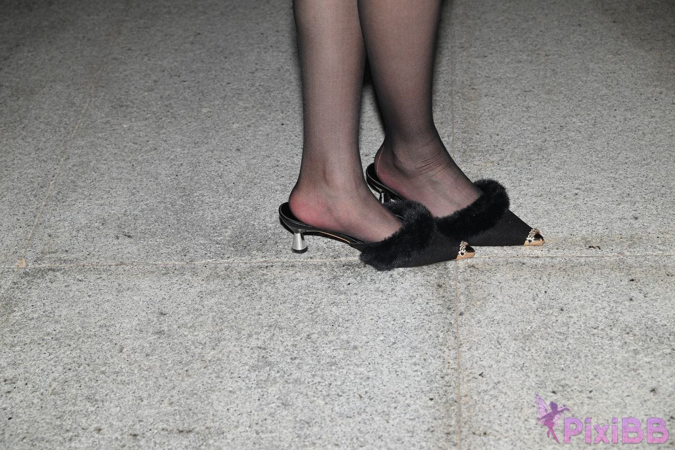 Featured Street Photography Works No.5579 Beauty with beautiful legs and black stockings in sandals PixiBB.COM 079