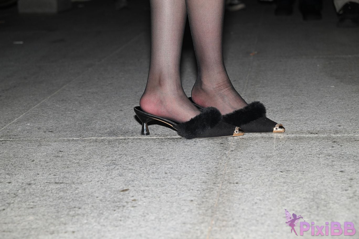 Featured Street Photography Works No.5579 Beauty with beautiful legs and black stockings in sandals PixiBB.COM 081